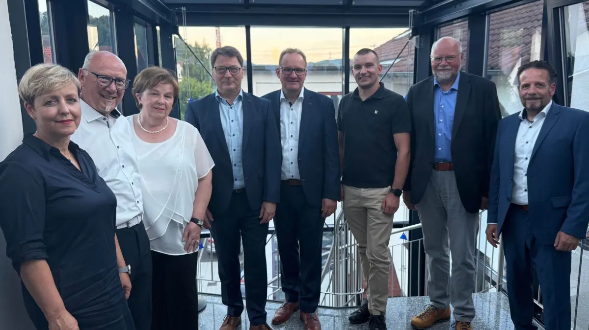 Vorstand mit Aufsichtsrat (von links): Sandra Sauter (AR), Hubert Leichtle (AR), Ute Gonser (Vorsitzende AR), Martin Sauter (stv. Vorsitzender AR), Dieter Boss (Vorstandssprecher), Fabian Schönknecht (AR), Josef Ungermann (AR) und Armin Schmid (Vorstand)