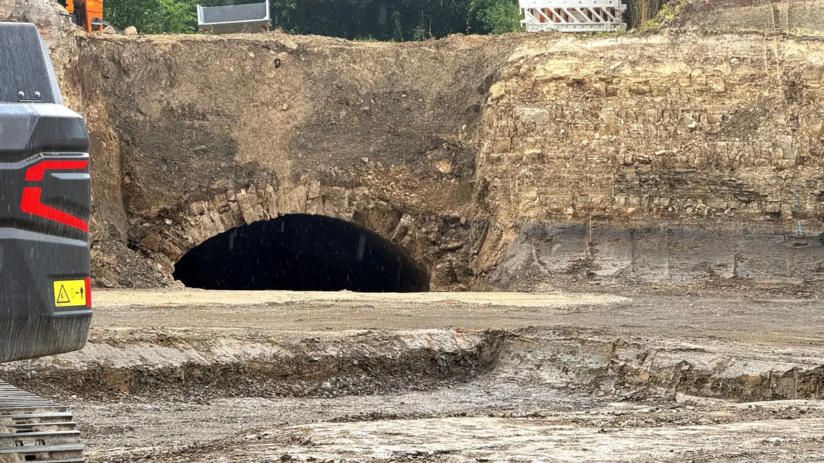 Ein historischer Bogen auf einem Baugrundstück in der Schrambergerstraße sorgt dieser Tage für Gesprächsstoff.