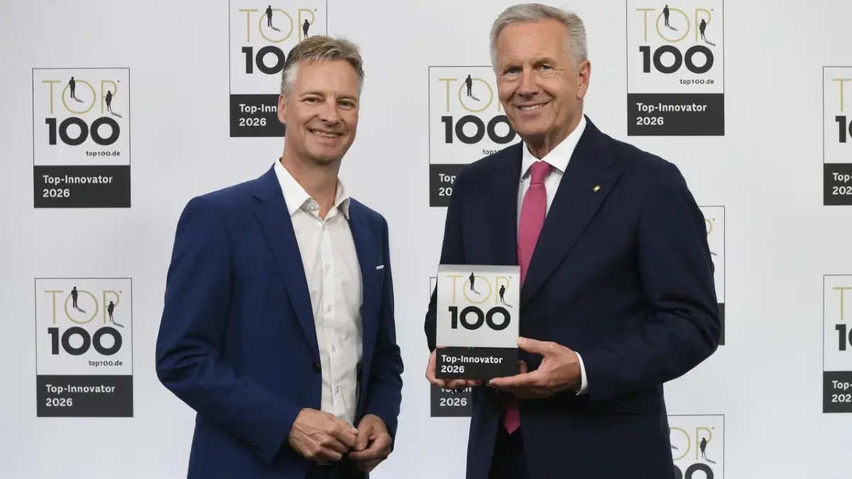 Thomas Winkler, CEO von Koch Pac-Systeme (links), nimmt die Auszeichnung „Top 100 Innovator 2026“ stellvertretend für das gesamte Unternehmen von Christian Wulff entgegen.