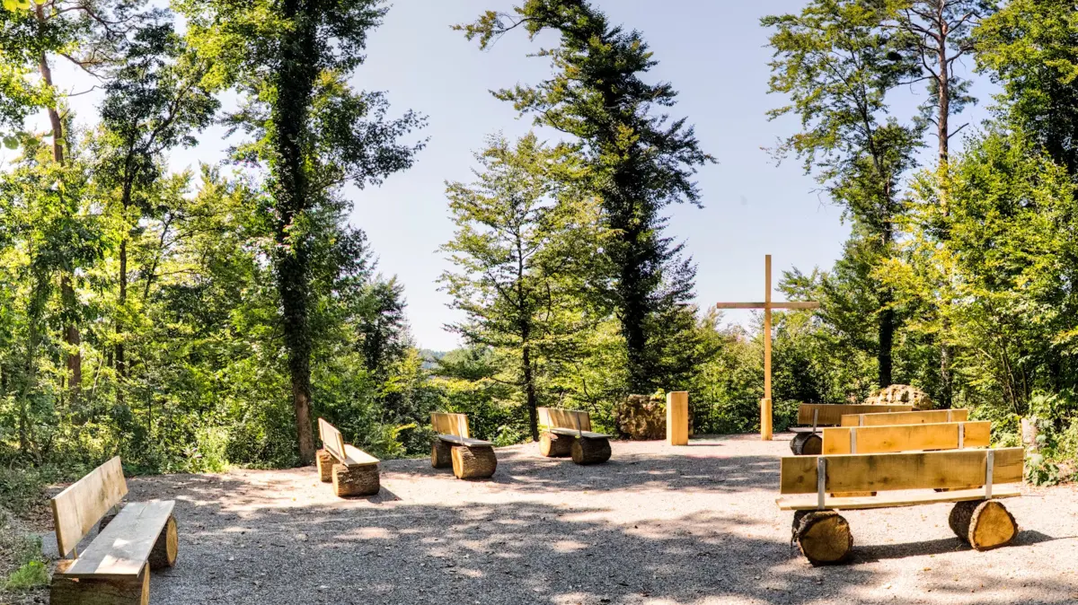 Der Andachtsplatz im FriedWald Starzach ist der zentrale Ort des Erinnerns und Gedenkens. Trauerfeiern können hier ihren Anfang nehmen.