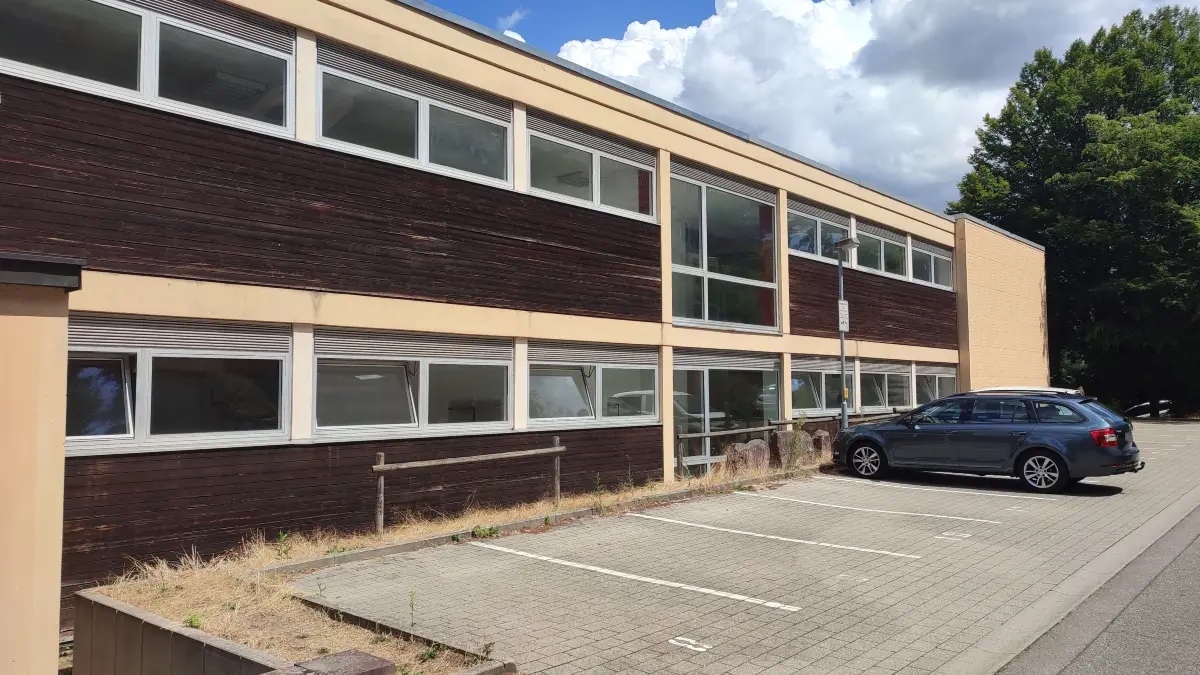 Der Haffnerbau des Hermann-Hesse-Gymnasiums soll endlich saniert werden.