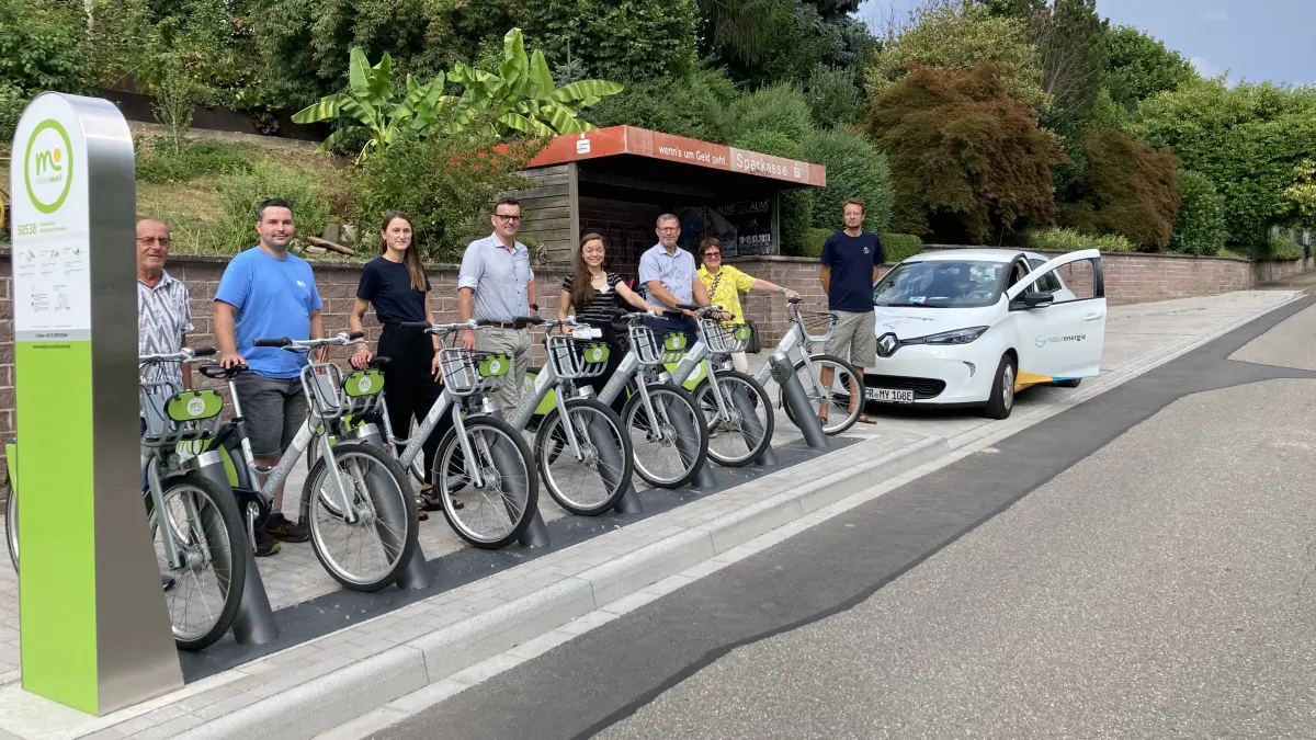 Kamen zur Eröffnung zusammen (von links): Frank Wilhelm Jonas Ziegler (Ausführung), Sarah Labusga (Nextbike), Bürgermeister Erik Weide, Alicia Fischer (Mobilitätsnetzwerk), Ortsvorsteher Andreas Bix, Jonas Messmer (Naturenergie Carsharing)