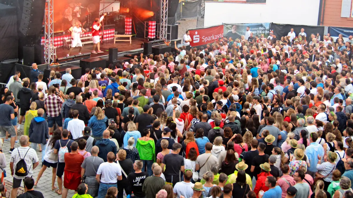 Mit 40 Minuten Verspätung, da ein Gewitter über Bad Dürrheim niederging, begann das erste Sommerkonzert der Stubete Gäng. Am Samstag spielt das Blasmusikorchester.