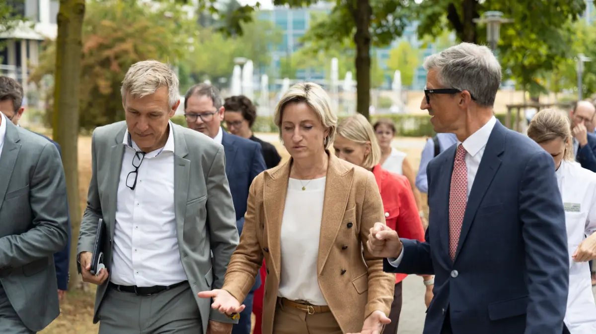 Frederik Wenz (rechts) im Gespräch mit Ministerin Nicole Hoffmeister-Kraut und Stefan Schaller.