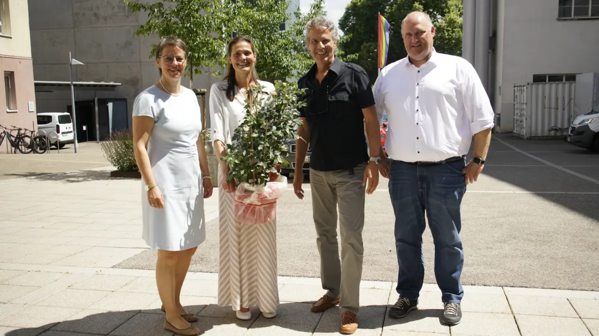 Prof. Dr. Katja Gutsche (2. v. l.) übernimmt zum 1. September das Amt als nebenamtliches Rektoratsmitglied der Hochschule Furtwangen. Sie folgt auf Prof. Martin Aichele (2. v. r.), der in den Ruhestand verabschiedet wird. Rektorin Dr. Alexandra Bormann und Kanzler Andreas Friedrich gratulierten zur erfolgreichen Wahl durch den Senat.