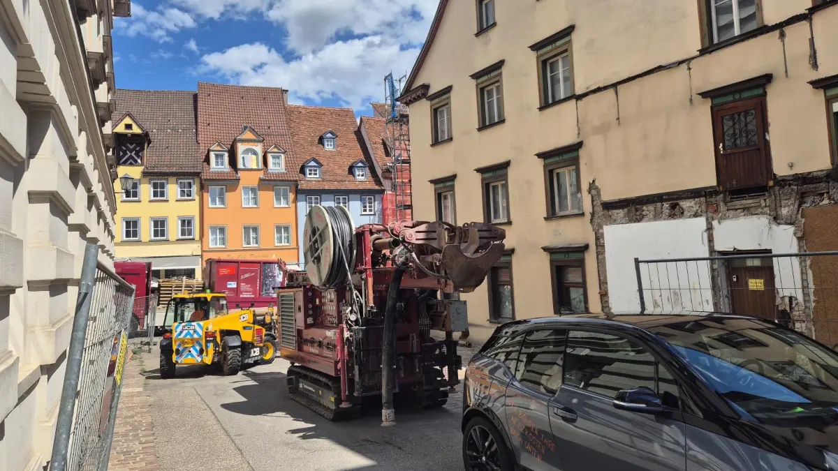 Kein Durchkommen: Die ehemalige Obere Apotheke wird saniert. Dafür muss die Hohlengrabengasse bis etwa November gesperrt werden.