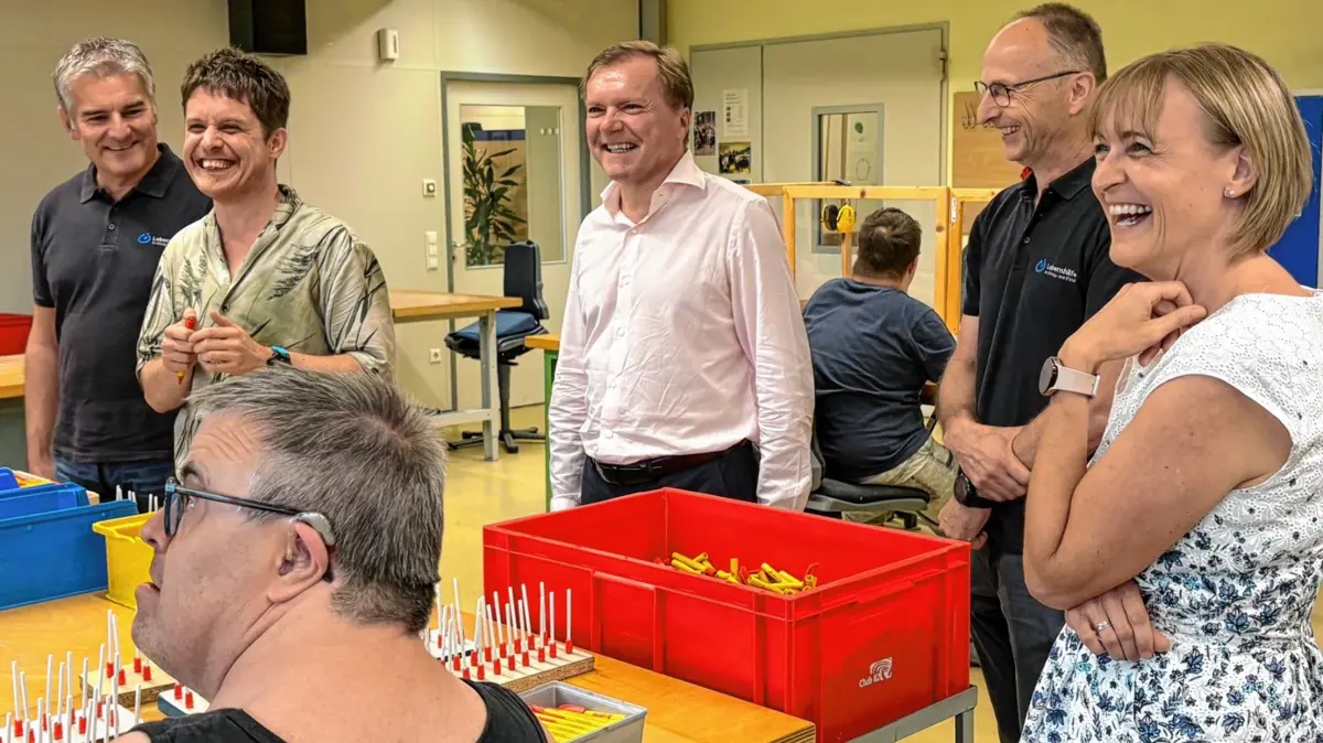 Paul Nemeth (Bildmitte) ist seit September Geschäftsführer von Lotto Baden-Württemberg und informierte sich in der Haslacher Wer statt für Beteiligung über die Produktion der Kugelschreiber, die seit 1974 von der Lebenshilfe angefertigt werden.