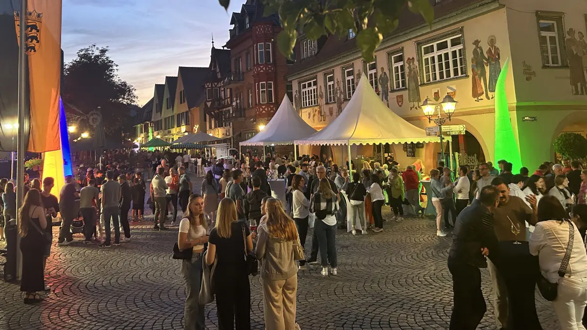 Die Besucher der Haslacher Altstadt erwarten am Freitag, 24. Juli, von 16 bis 22 Uhr im Rahmen des Late-Night-Shoppings Livemusik, kulinarische Genüsse und jede Menge Rabatte.