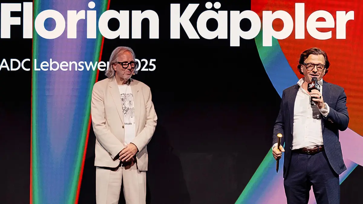 Florian Käppler (rechts) Studiengangsleiter Musikdesign, ist vom Art Directors Club für Deutschland (ADC) für sein Lebenswerk ausgezeichnet. Die Laudatio hielt Udo Dahmen, ehemals Leiter der Popakademie Mannheim.