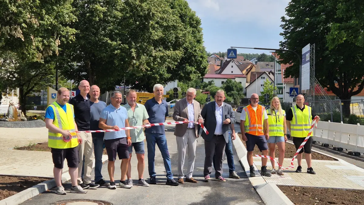 Gemeinsam haben Bürgermeister Rüdiger Klahm und Landrat Helmut Riegger das symbolische Band zur Einweihung der neuen Straßenführung durchschnitten.