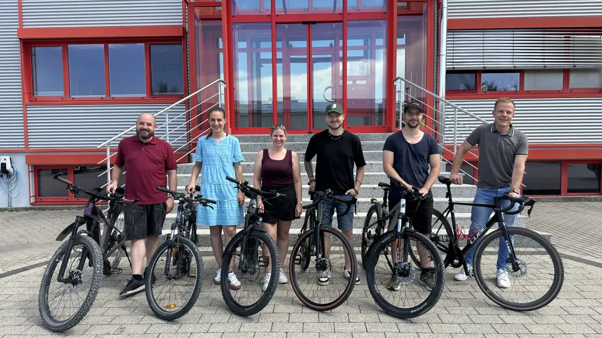 Die Auszubildenden und dual Studierenden hatten für den guten Zweck im Rahmen ihrer Ausbildung den ersten Fahrrad-Tag des Unternehmens organisiert. Das Foto zeigt Mitarbeiter, die an der Aktion teilgenommen haben.