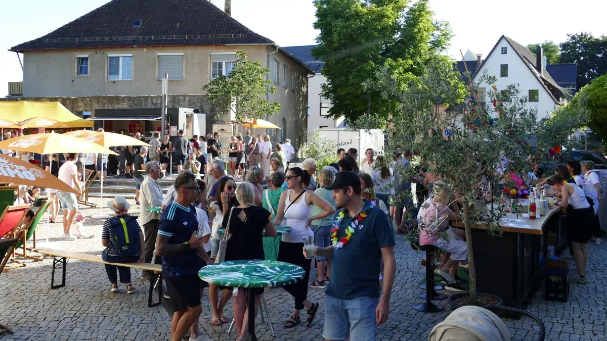 Beim Sundowner auf dem Mötzinger Schlossplatz war einiges los.
