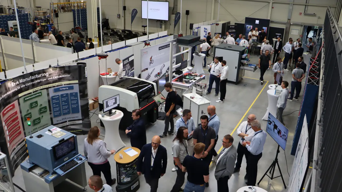 Die einzelnen Stände bei der Inhouse-Messe finden großes Interesse und sind gut besucht.