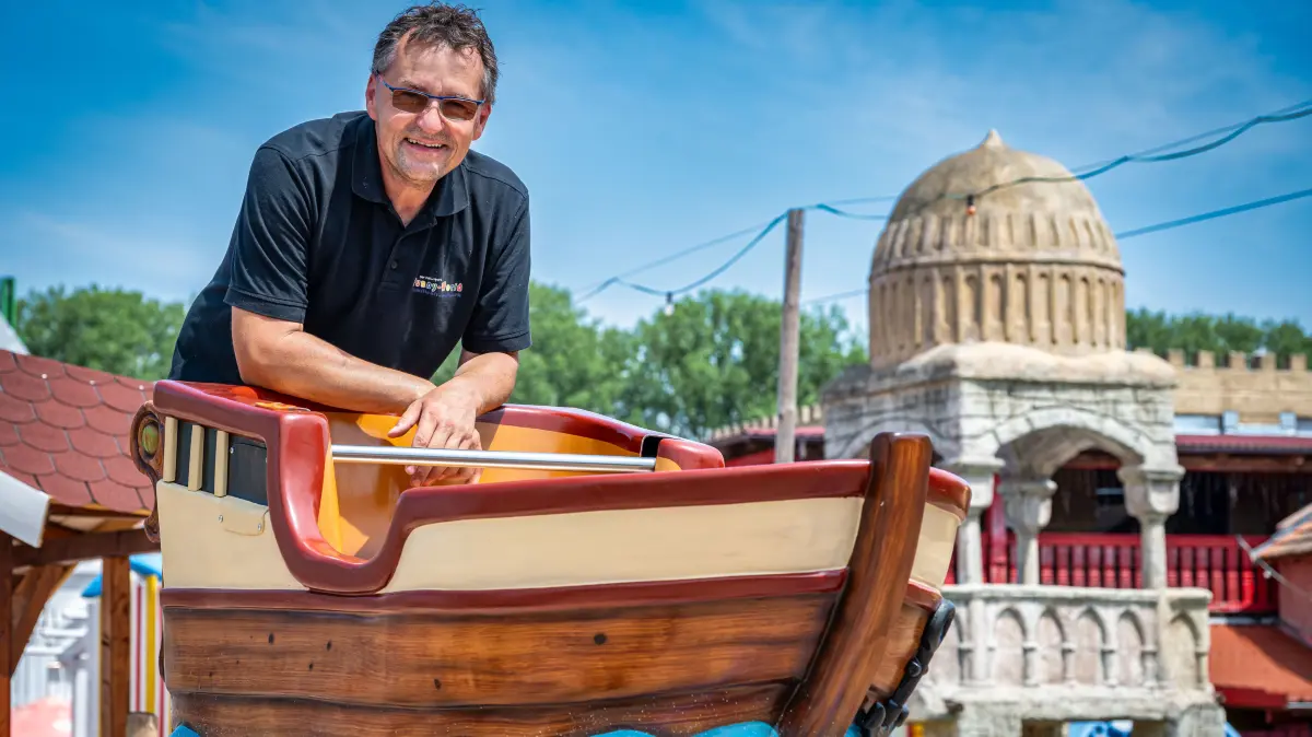„Capitano Pedalo“, die kleinste Achterbahn, findet auch bei den Erwachsenen regen Zuspruch. Inhaber Michael Schludecker ist von der Resonanz auf die Bahn begeistert.