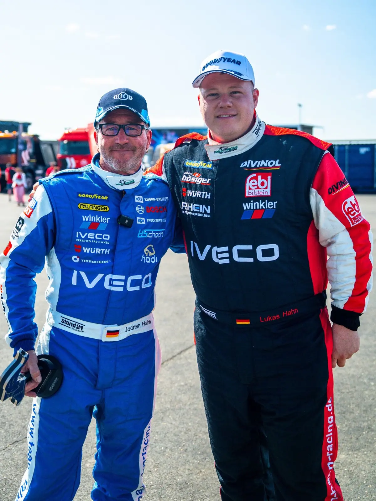 Vater Jochen Hahn (links) und Sohn Lukas Hahn sind mit ihren Rennen auf dem Nürburgring hoch zufrieden.