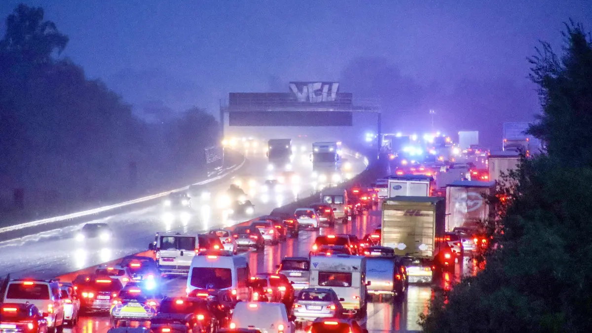 Der Unfall sorgte für einen langen Stau auf der Autobahn.