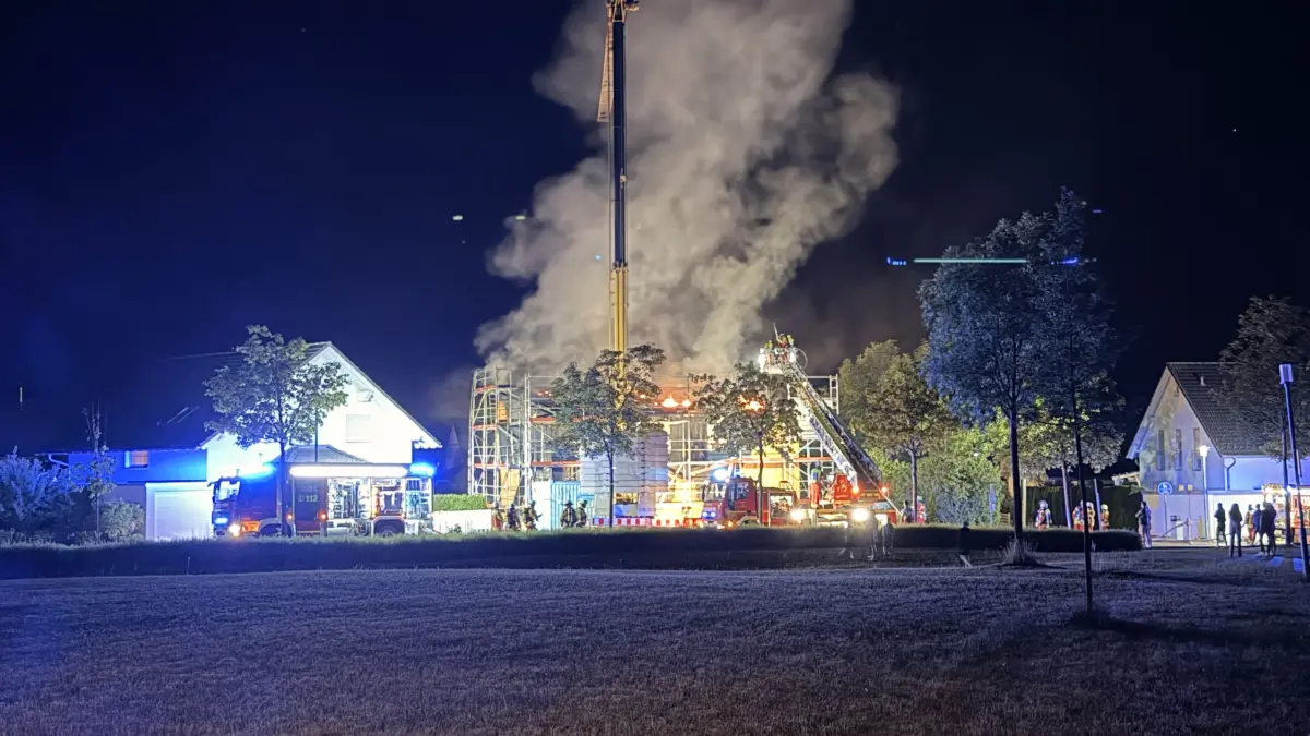 Ein im Rohbau befindliches Einfamilienhaus in Bad Dürrheim stand am Freitagabend in Flammen.
