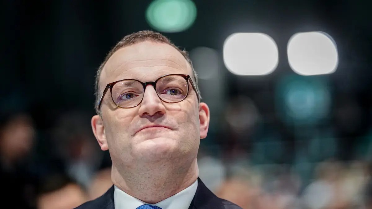 Spahn: ARCHIV - 21.02.2026, Baden-Württemberg, Stuttgart: Jens Spahn, Vorsitzender der Unions-Fraktion im Bundestag, nimmt am CDU-Bundesparteitag teil. (zu "Unionsfraktionschef Spahn tritt zurück") Foto: Kay Nietfeld/dpa +++ dpa-Bildfunk +++