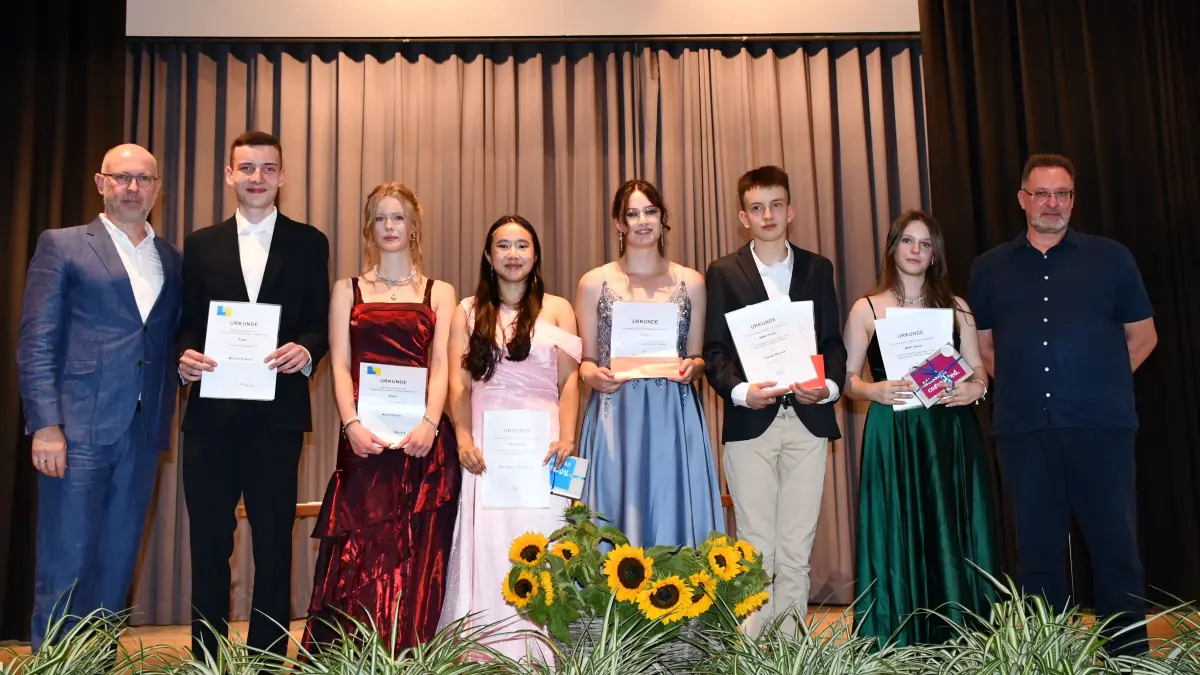 Die Schulleiter Christoph Bigler (links) und der langjährige Elternbeiratsvorsitzende Ulrich Mainer (rechts) gratulierten den Sonderpreis-Trägerinnen Melvin Dokara, Maya Hilpert, Han Ngoc Pham Doan, Theresa Mainer, Tobias Blunck und Lea Becker (von links; es fehlt Emma Becker)