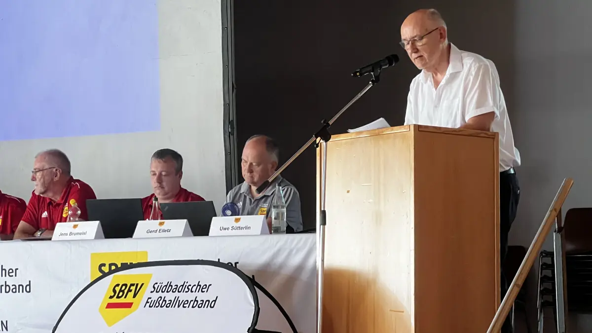 Bezirksvorsitzender Uwe Sütterlin (rechts) führte souverän durch den Bezirkstag 2026.