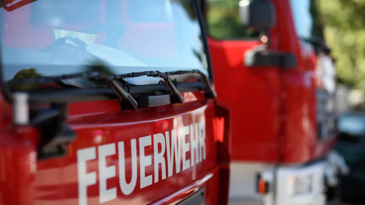 Die Feuerwehr muss immer wieder wegen Fehlalarmen ausrücken (Symbolbild).