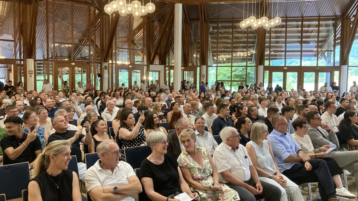 Angehörige verfolgten den Abend mit Stolz – und zückten auch die Smartphones für das ein oder andere Foto.