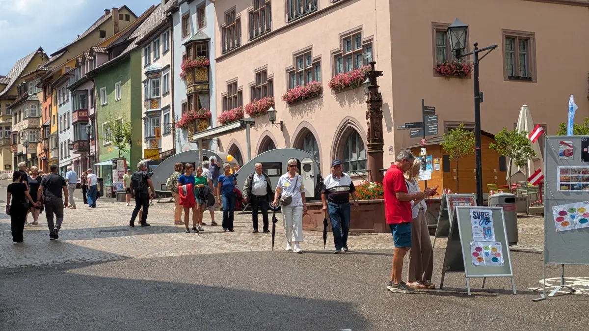 Nach dem kräftigen Regenguss braucht es eine Weile, bis das Publikum der Einladung zum "Brückensamstag" in die Rottweiler Innenstadt folgt.