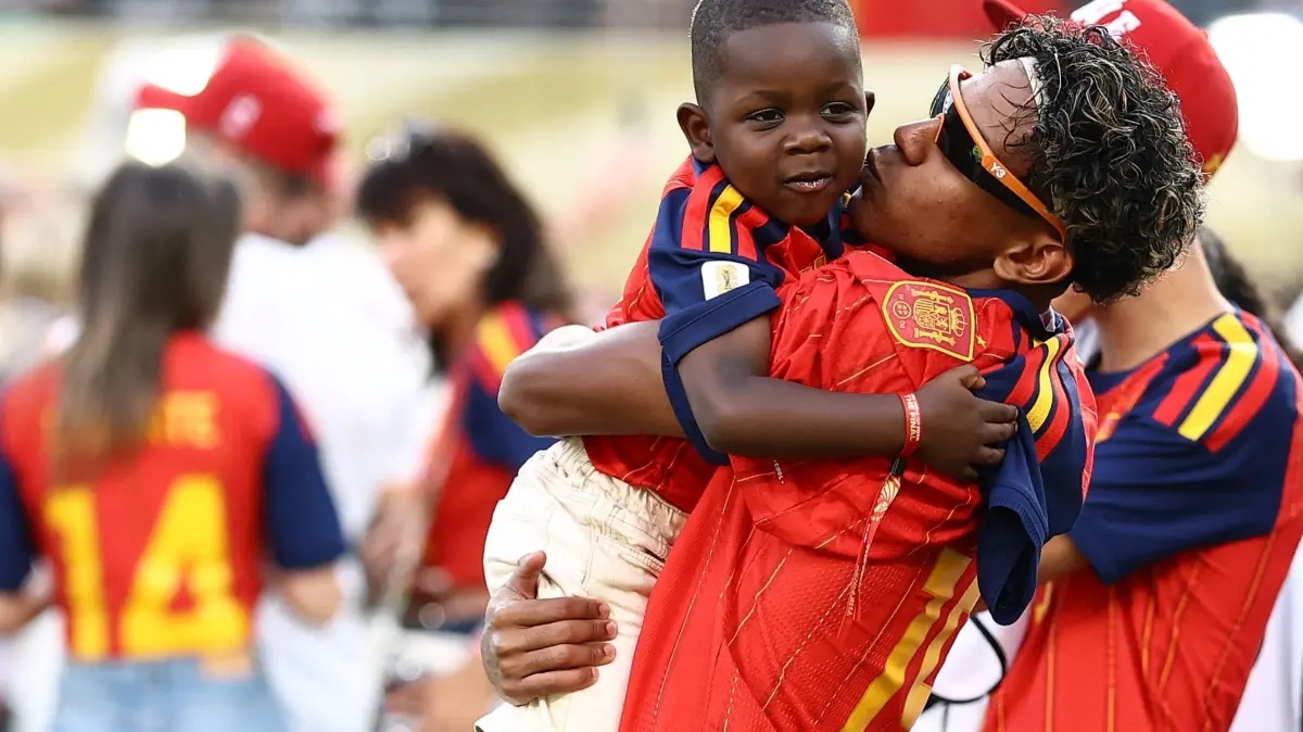 FBL-WC-2026-MATCH104-ESP-ARG-FINAL-TROPHY: Spain's forward #19 Lamine Yamal celebrates with his brother Keyne after winning the 2026 World Cup football tournament final match between Spain and Argentina at the New York/New Jersey Stadium in East Rutherford on July 19, 2026. (Photo by CHARLY TRIBALLEAU / AFP)