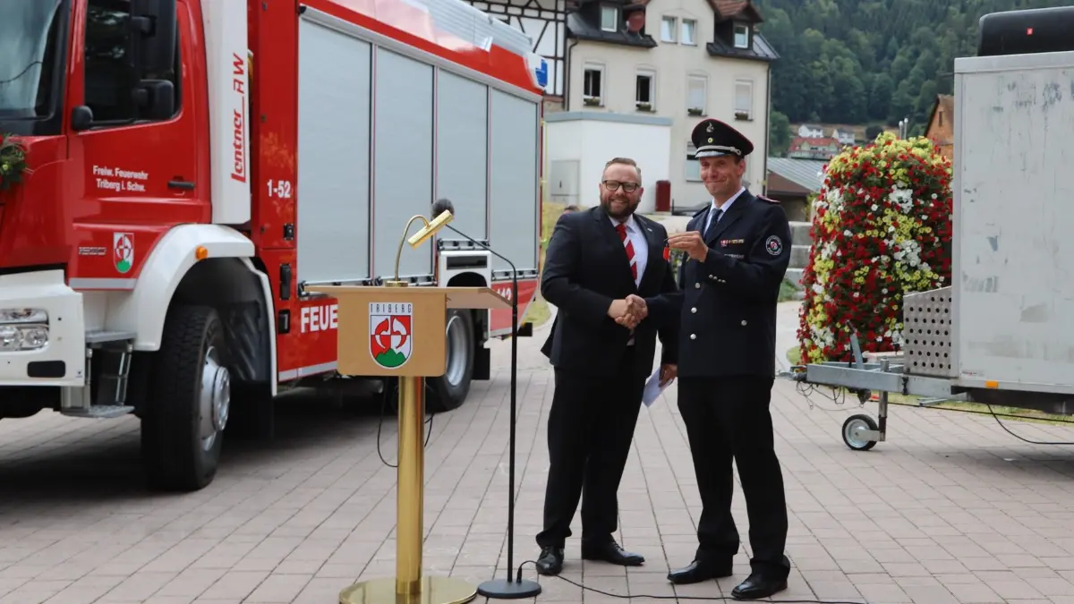Jetzt ganz offiziell – Bürgermeister Sven Ketterer übergibt den Fahrzeugschlüssel an den Triberger Kommandanten Martin Schätzle.
