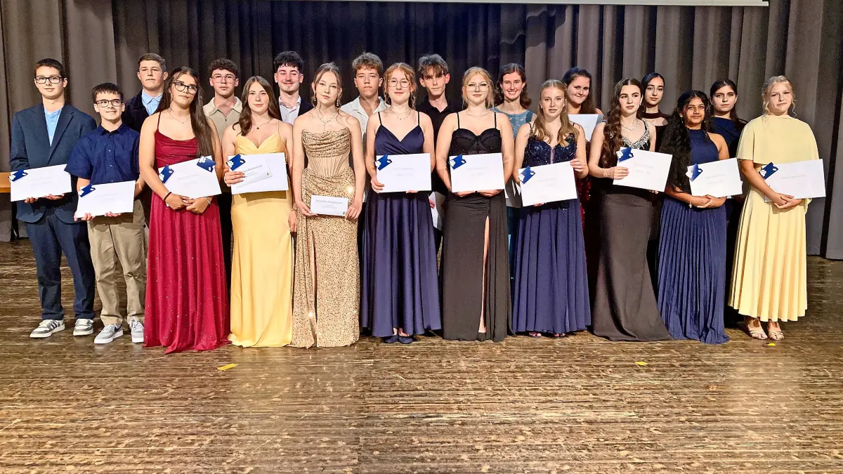Insgesamt 145 Schüler – unser Foto zeigt die Preisträger des Abends – wurden am Freitag mit einer großen Feier in der Sternenberghalle entlassen.