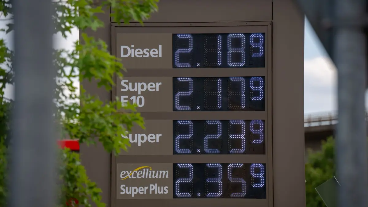 Kraftstoffpreise gehen hoch: 19.07.2026, Rheinland-Pfalz, Trier: Die Preise für Kraftstoffe sind heute wieder nach oben gegangen. In Trier liegen die Preise deutlich über zwei Euro pro Liter. Foto: Harald Tittel/dpa +++ dpa-Bildfunk +++