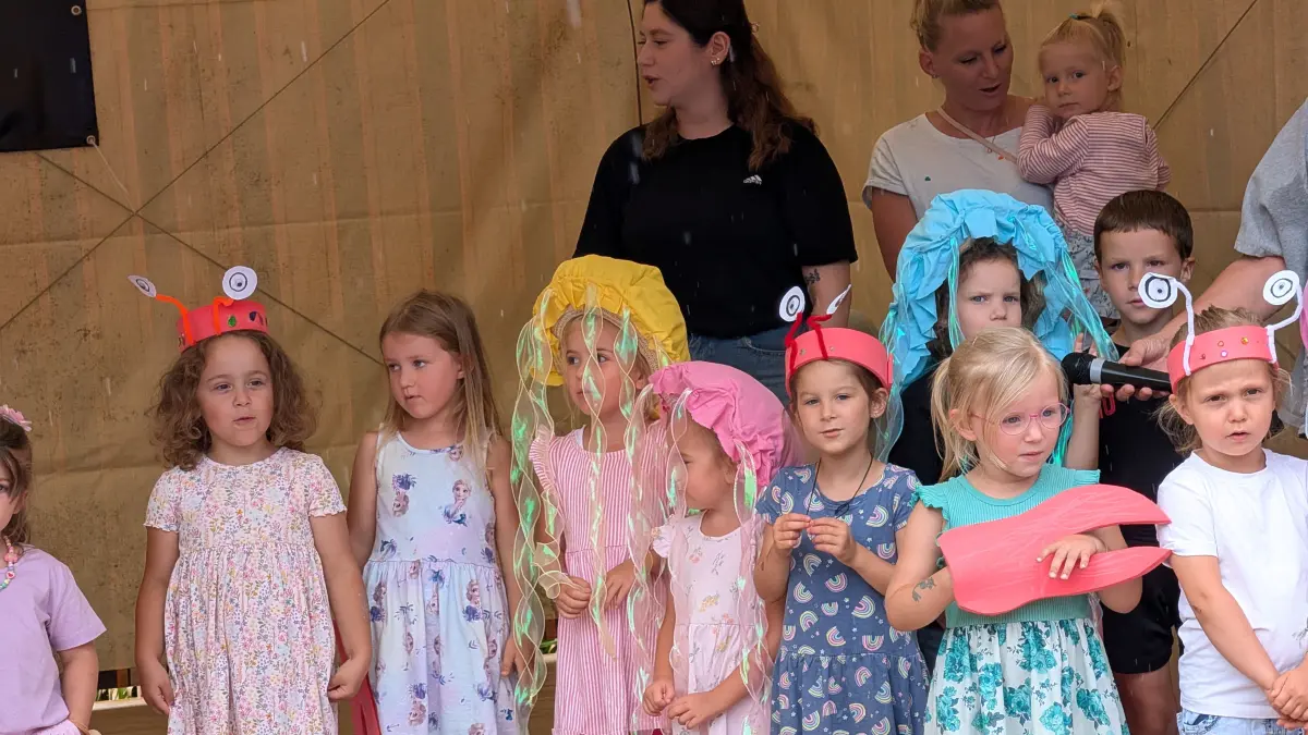 Die Kinder der Kita Arche Noah führen ein Musical auf.