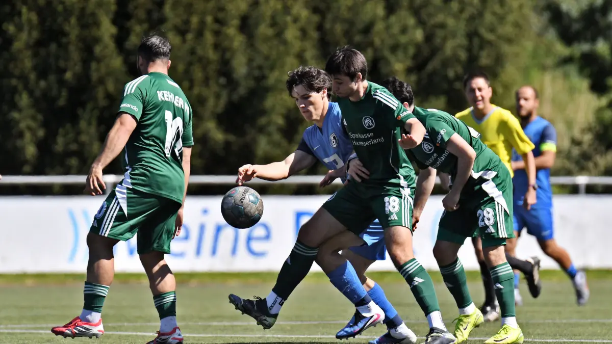 Die Kehler (in Grün, hier gegen die Reserve des SC Lahr am Ball) haben viele Neuzugänge zu integrieren.