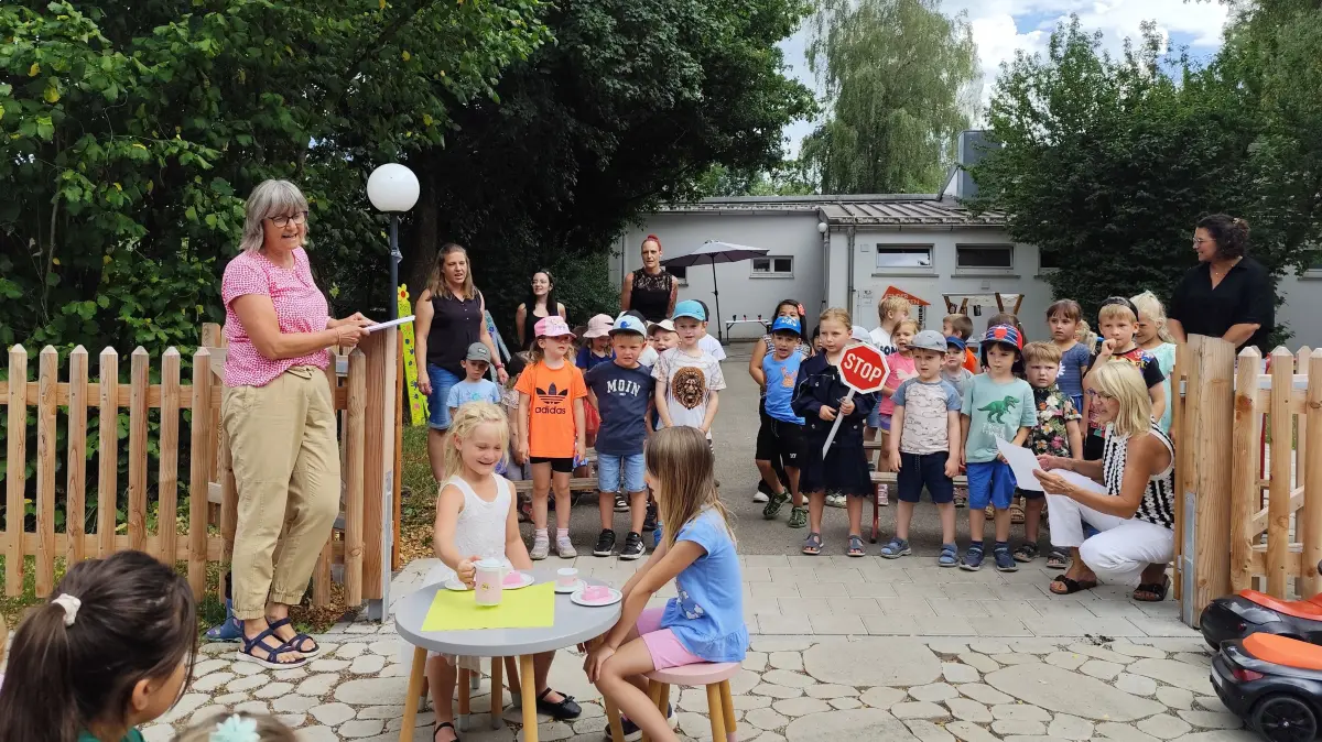 Mehrere Jahre hat es gedauert, bis der neue Vor- und Parkplatz zum Schuraer Kindergarten mit einem großen Parkplatzfest des Kindergartens eingeweiht werden konnte.