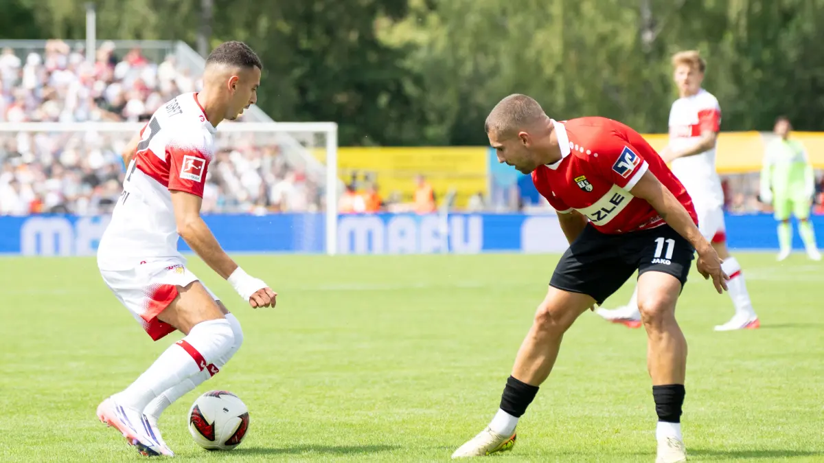TSG Balingen vs. VFB Stuttgart, Fussball, Testspiel, Saison 2026/2027, 19.07.2026: Badredine Bouanani (VFB Stuttgart, #27), links, gegen Jonas Braendle (TSG Balingen, #11),
TSG Balingen vs. VFB Stuttgart, Fussball, Testspiel, Saison 2026/2027, 19.07.2026
Eibner-Pressefoto/Andreas Ulmer