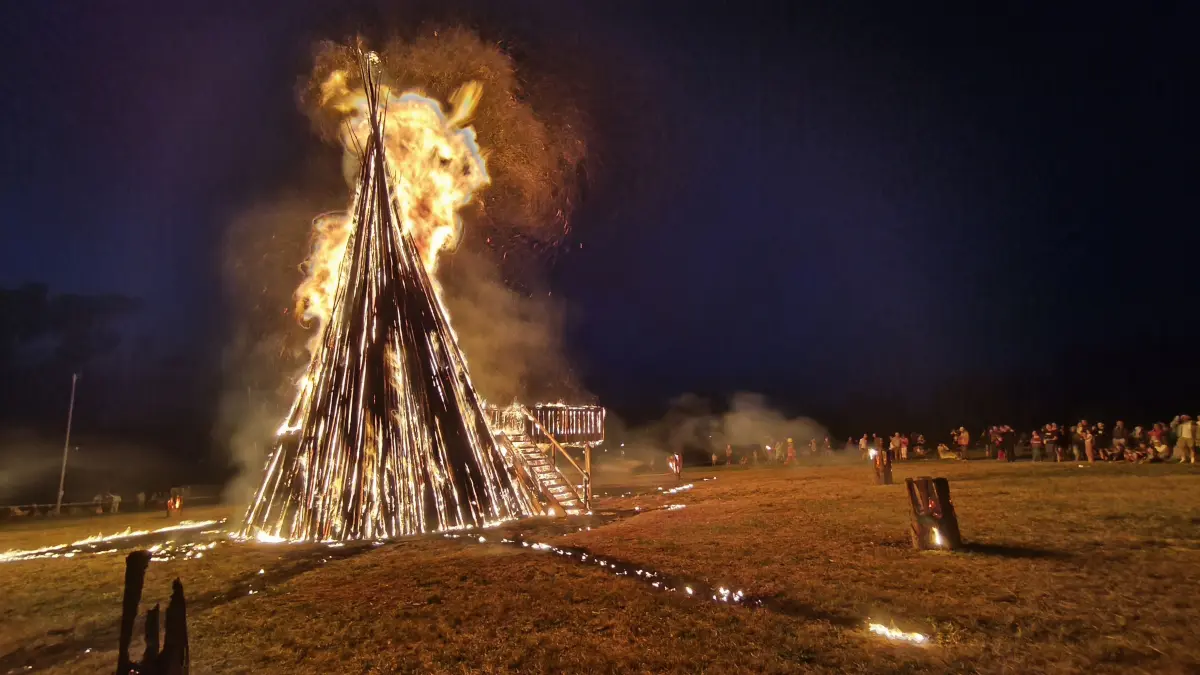 Die lodernden Flammen haben das Areal rund um den Wasserturm stimmungsvoll beleuchtet.
