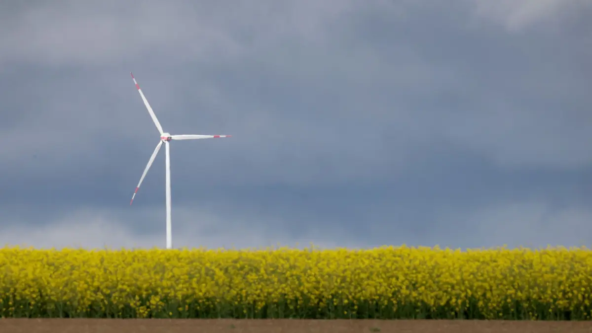 Wetter in Baden-Württemberg: ARCHIV - 14.05.2026, Baden-Württemberg, Altheim: Dunkle Wolken ziehen hinter einem Windrad auf. (zu dpa: «So entwickelt sich der Ausbau der Windkraft im Südwesten») Foto: Thomas Warnack/dpa +++ dpa-Bildfunk +++