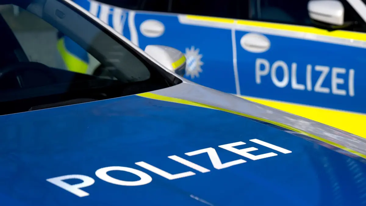 Polizei: ARCHIV - 05.02.2025, Bayern, München: Zwei Einsatzfahrzeuge der Polizei (zu dpa: «Mitarbeiterin von Spielothek getötet: Festnahme») Foto: Sven Hoppe/dpa +++ dpa-Bildfunk +++