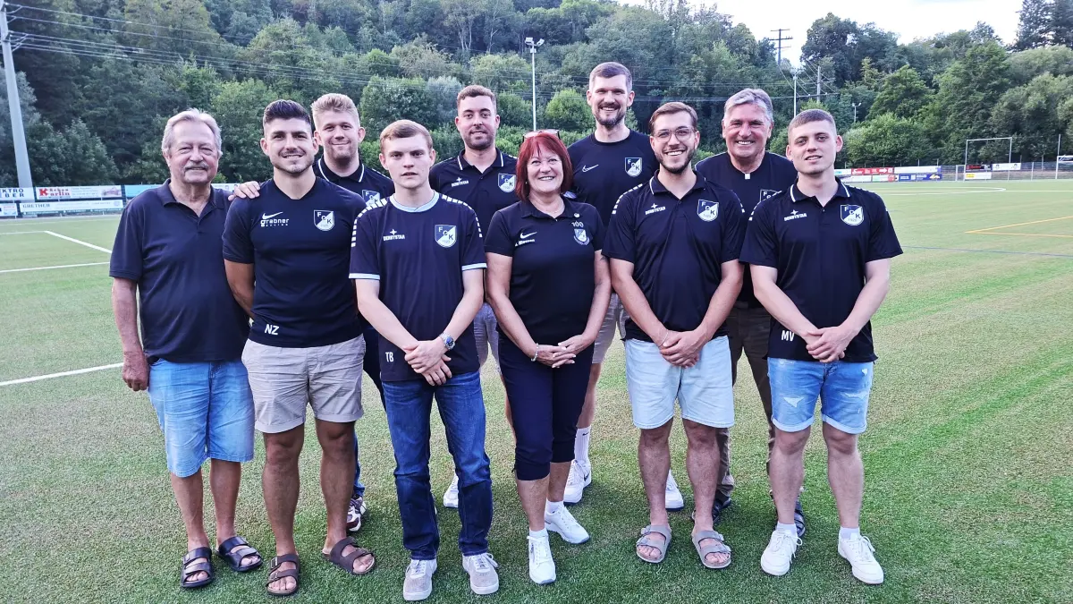 Helmuth Seiter (von links), Nicolas Zimmermann, Daniel Phol, Tim Leisinger, Luca Kern, Rita Niesen, Thomas Argast, Lukas Bergler, Günther Argast und Maximilian Vollmer bilden den Vorstand des FC Kandern.