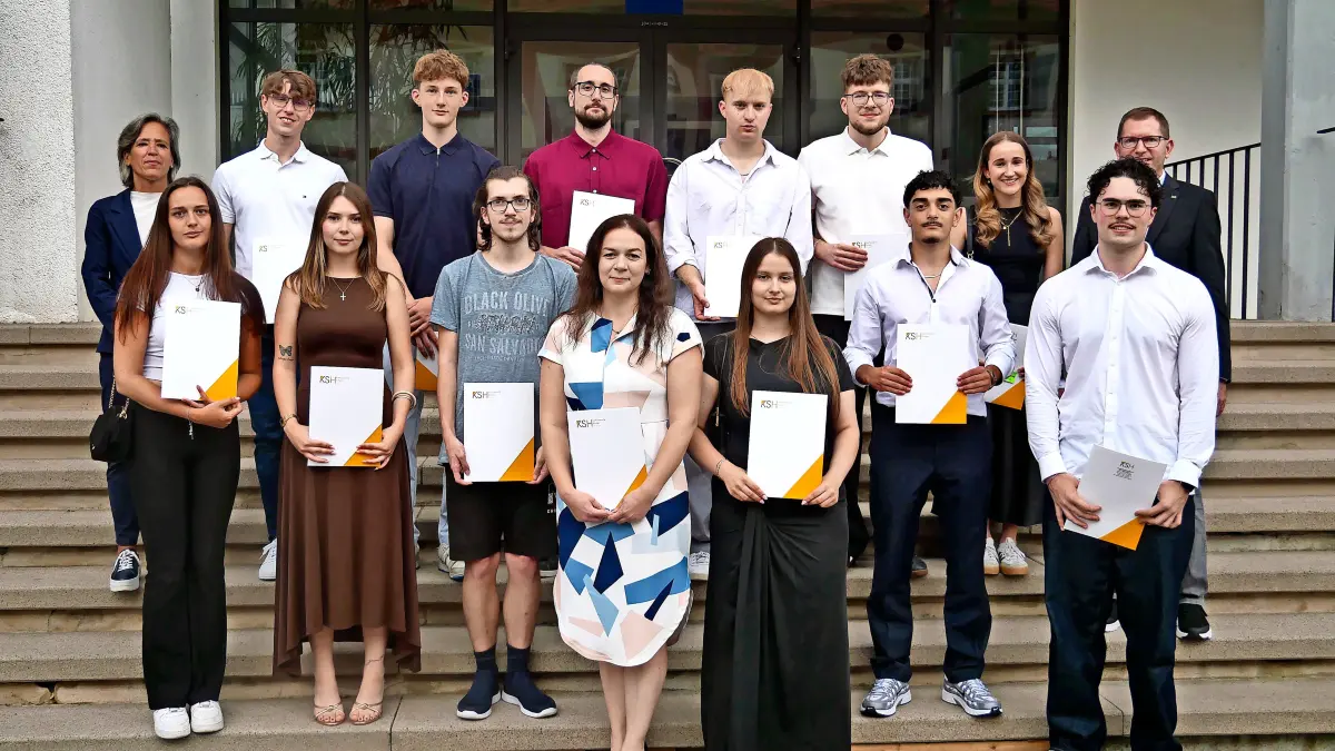 Das Bild zeigt die Lob- und Preisträger mit Schulleiterin Frauke Ebert (links) und Abteilungsleiter Uwe Arnold (rechts).