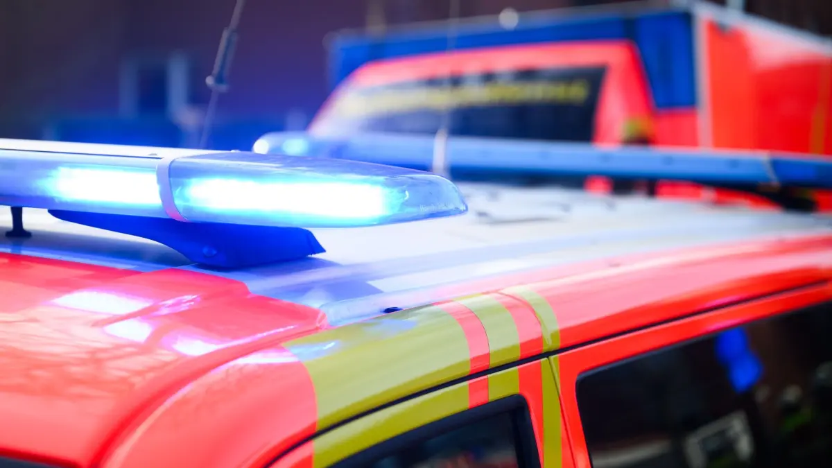 Tödlicher Unfall in Erfurt: PRODUKTION - 03.02.2025, Niedersachsen, Hannover: Blaulichter leuchten an einer Einsatzstelle auf einem Notarzt Fahrzeug und einem Rettungswagen. (zu dpa: «Frau nach Autounfall in Erfurt tot») Foto: Julian Stratenschulte/dpa +++ dpa-Bildfunk +++