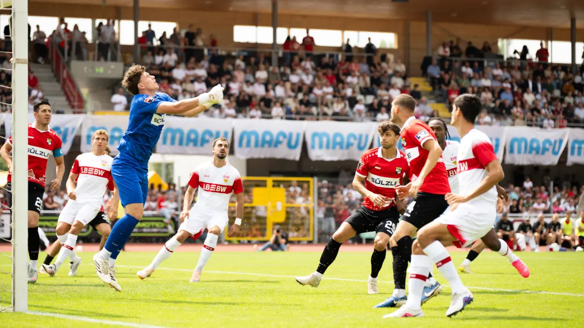 TSG Balingen vs. VFB Stuttgart, Fussball, Testspiel, Saison 2026/2027, 19.07.2026: Louis Potye TSG Balingen, 01, Torhueter gleich mitten im Geschehen, TSG Balingen vs. VFB Stuttgart, Fussball, Testspiel, Saison 2026/2027, 19.07.2026 Eibner-Pressefoto/Andreas Ulmer TSG Balingen vs. VFB Stuttgart, Fussball, Testspiel, Saison 2026/2027, 19.07.2026 Balingen *** Louis Potye, TSG Balingen, No. 01, Goalkeeper right in the thick of the action, TSG Balingen vs. VFB Stuttgart, Soccer, Friendly Match, 20262027 Season, July 19, 2026 Eibner Press Photo by Andreas Ulmer TSG Balingen vs. VFB Stuttgart, soccer, friendly match, 20262027 season, July 19, 2026 Balingen Copyright: xEibner-Pressefoto/AndreasxUlmerx EP_AUR