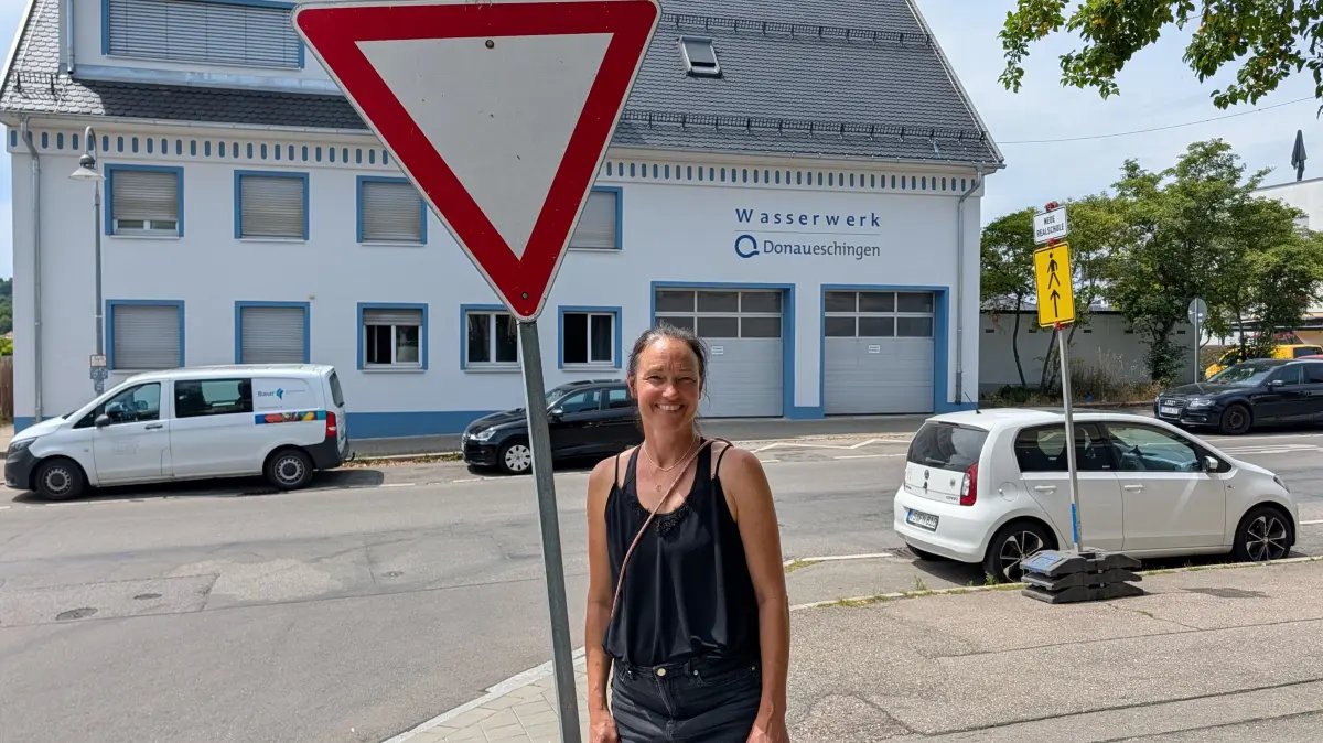 Temporär soll hier „Vorfahrt gewähren“ die Einfahrt von der Linsenöschstraße in die Villinger Straße regeln. Anwohnerin Alexandra Riedmaier empfindet die bisherige Zunahme des Verkehrs als wenig störend.
