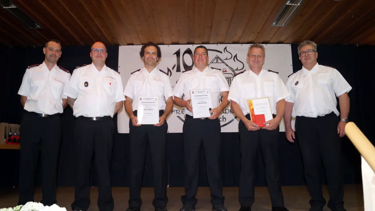 Im Rahmen des Festakts wurden mehrere Ehrungen vorgenommen: Schallbachs stellvertretender Kommandant Lars Littin (von links), die fünf geehrten Kameraden Andreas Sinz, Benjamin Schwald, Peter Handrich, Frank Vetterlin und Phillip Händle sowie Schallbachs Kommandant Tim Wackernagel.