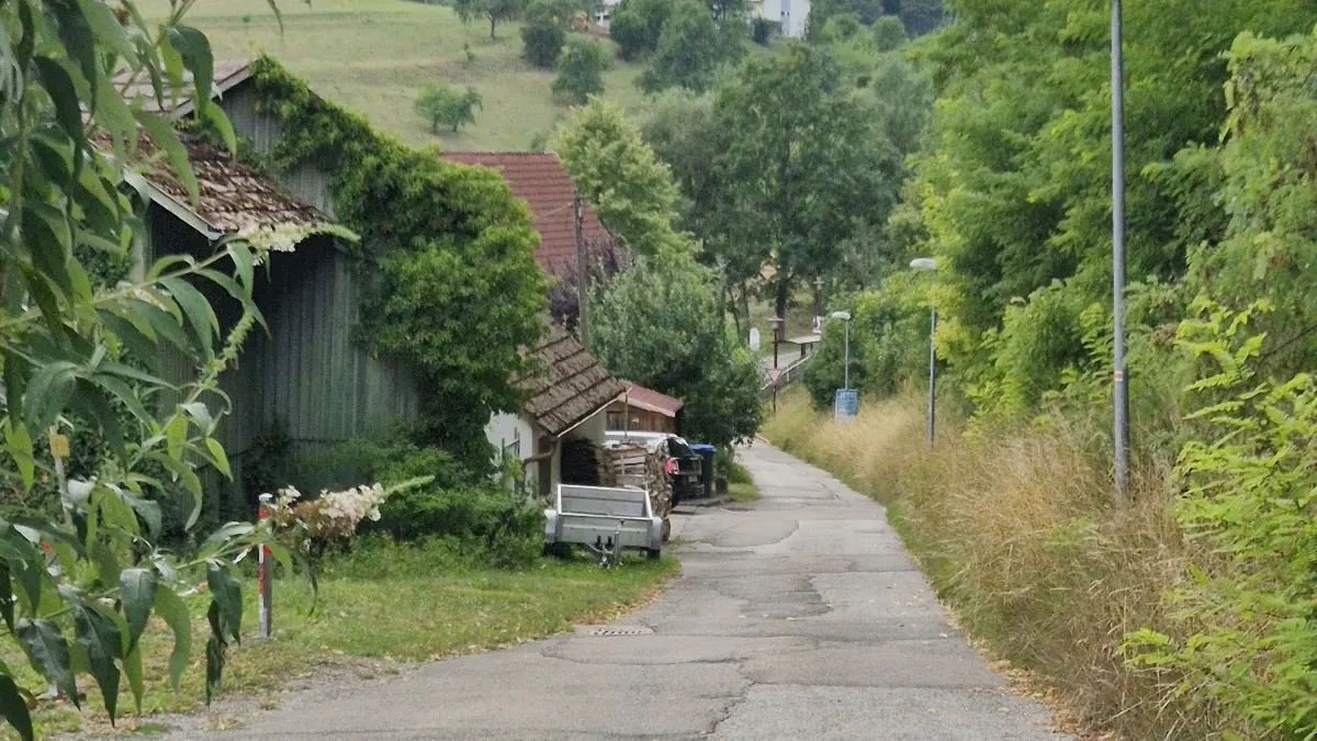 Der Brandhaldenweg in Dießen gehört zu den maroden Straßen, die beitragspflichtig saniert werden müssen.