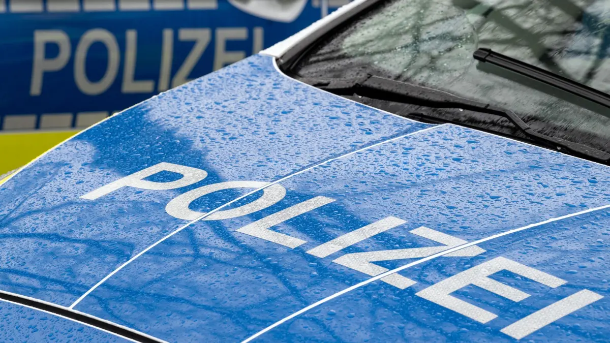 Polizeiauto: ARCHIV - 22.03.2024, Brandenburg, Trebbin: Der Schriftzug „Polizei“ auf der Kühlerhaube eines Autos, aufgenommen während einer Verkehrskontrolle. (zu dpa: «Dachs legt Polizeiauto lahm») Foto: Soeren Stache/dpa +++ dpa-Bildfunk +++