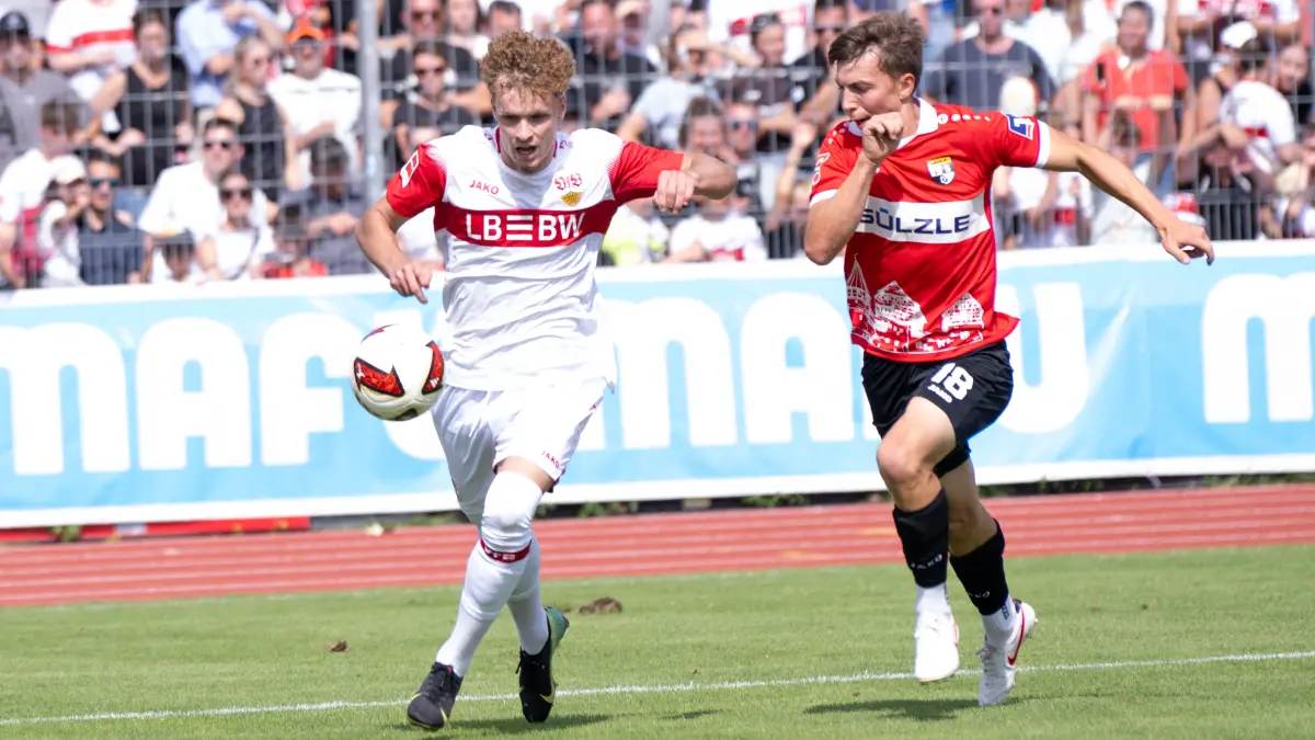TSG Balingen vs. VFB Stuttgart, Fussball, Testspiel, Saison 2026/2027, 19.07.2026: Lazar Jovanovic, (VFB Stuttgart, #45) am Ball gegen Florian Barth (TSG Balingen, #18),
TSG Balingen vs. VFB Stuttgart, Fussball, Testspiel, Saison 2026/2027, 19.07.2026
Eibner-Pressefoto/Andreas Ulmer