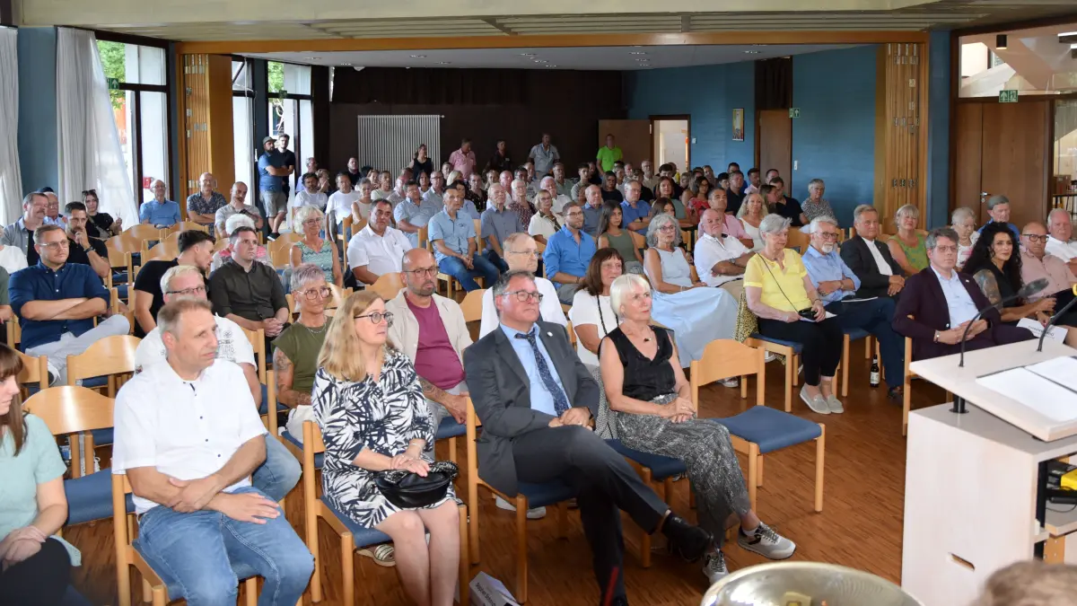 Zahlreiche Gäste folgen der Einladung zum Festakt anlässlich des 75. Jubiläums des SC Lindenhof im evangelischen Gemeindezentrum auf dem Lindenhof.