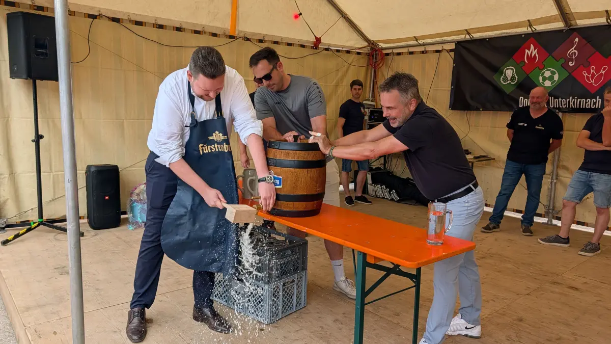 Der designierte Bürgermeister Felix Kuentz meisterte seinen ersten Fassanstich.
