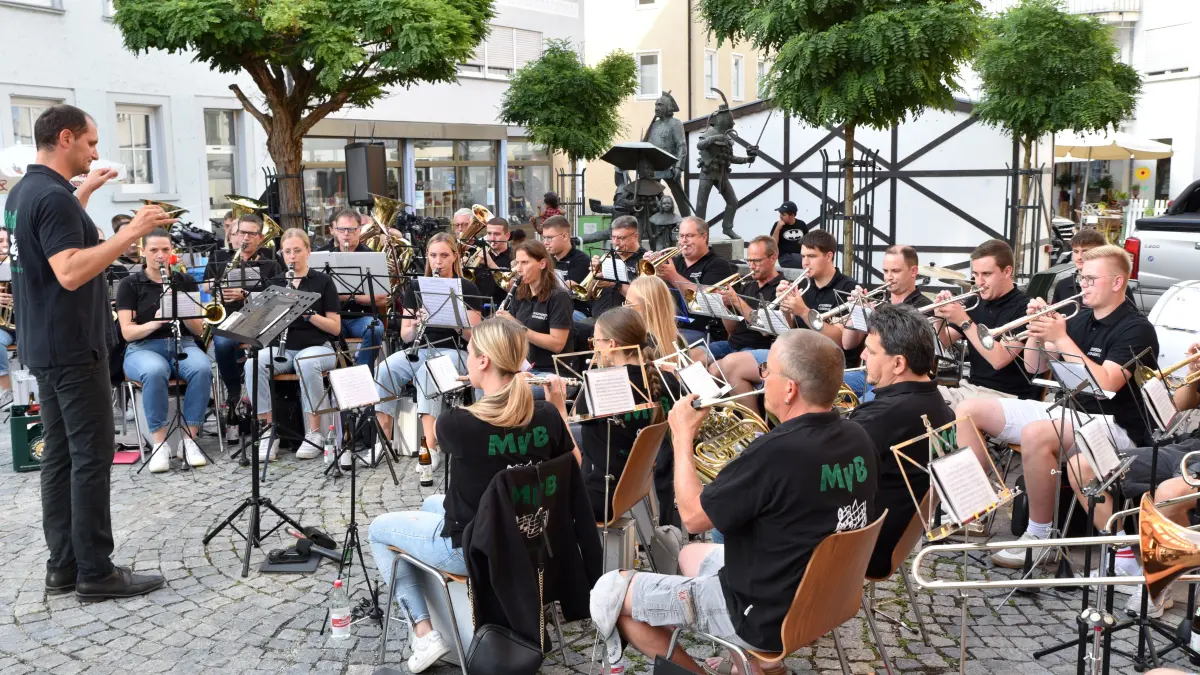 Die Kapelle des Musikvereins Bochingen spielt das Serenadenkonzert am 17. Juli 2026 auf dem Oberndorfer Schuhmarkt.